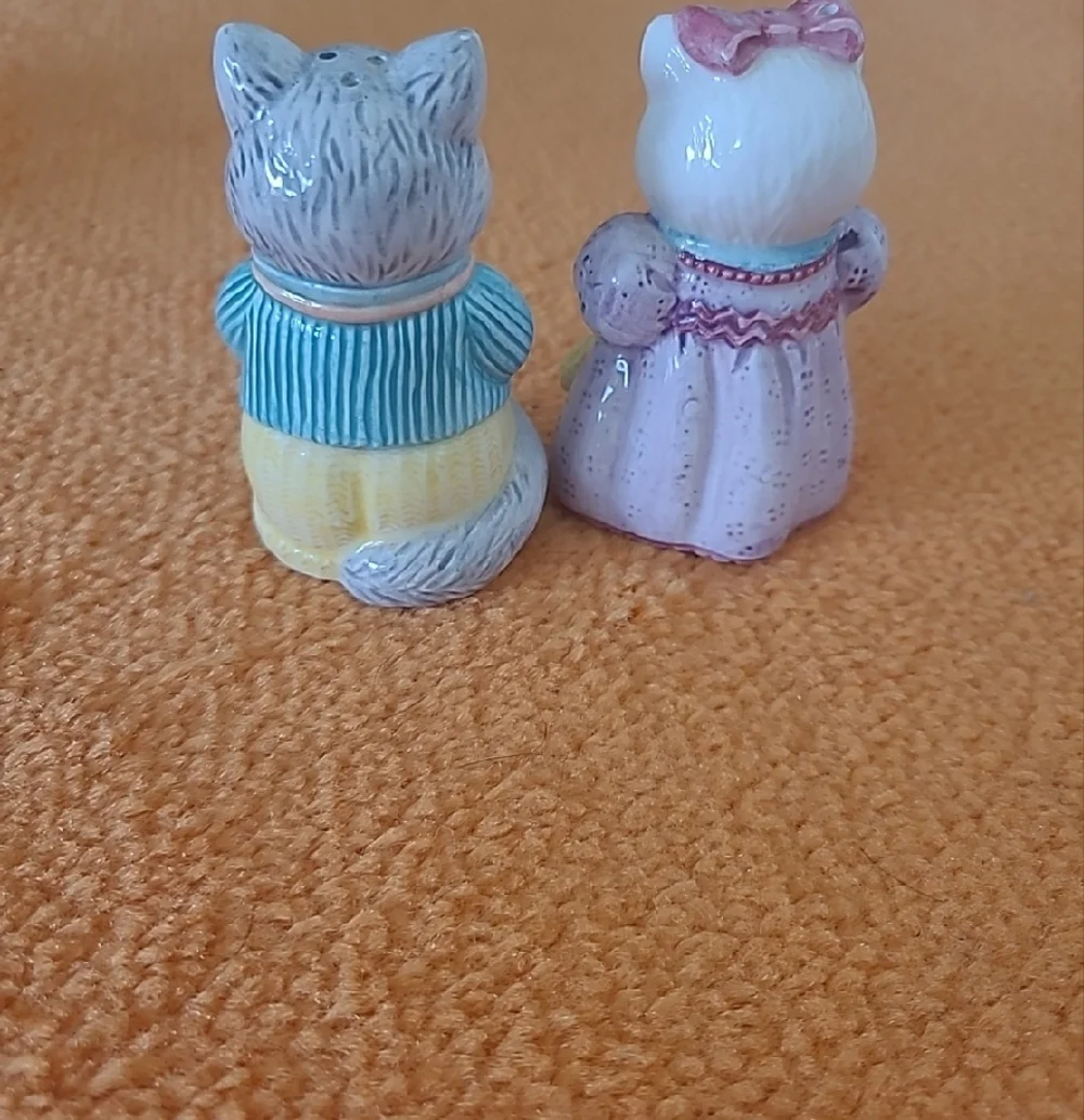 Pair of Ceramic Cat Figurines in Pastel Colors Avon 1992 - Picture 3 of 5
